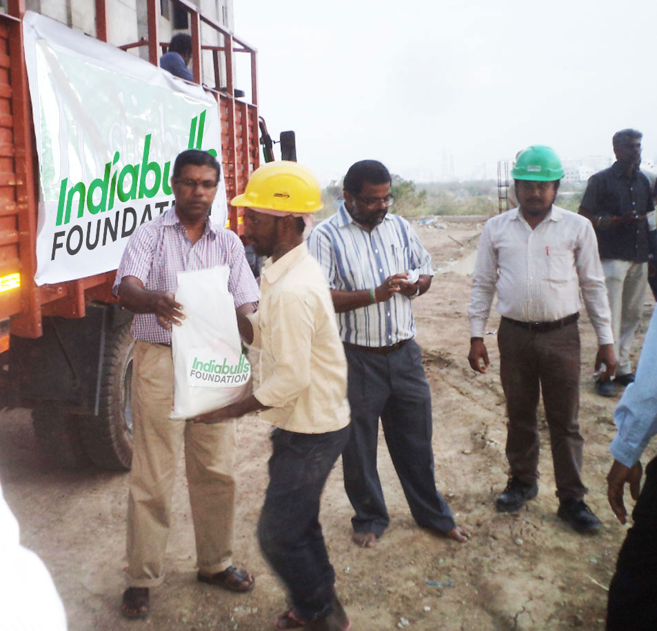 Chennai Flood Relief - Free Food Packets distributed by Indiabulls Foundation